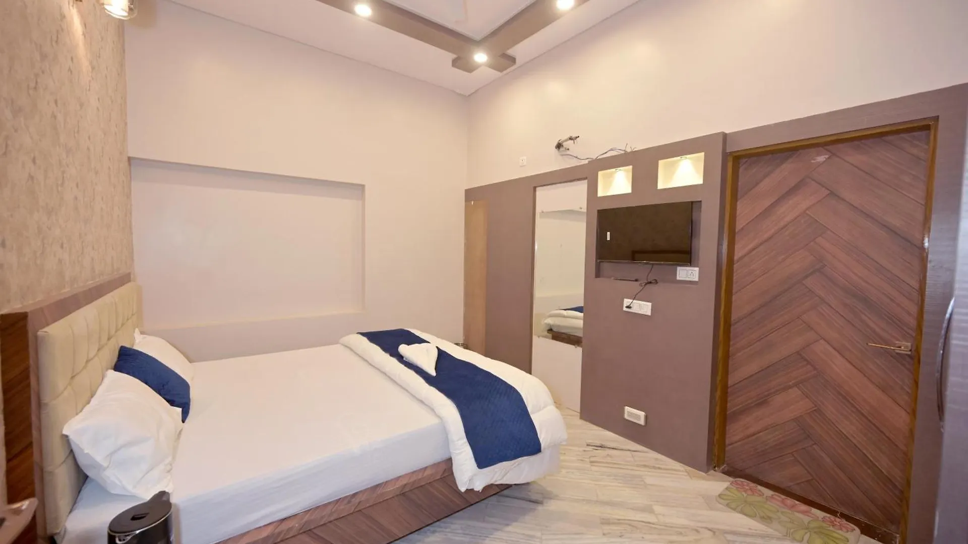 Char Dham Palace Hotel Varanasi